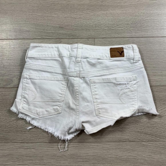 AEO Shortie White Raw Hem Jean Shorts - Picture 3 of 11